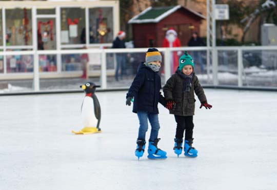 Deux enfants en patins